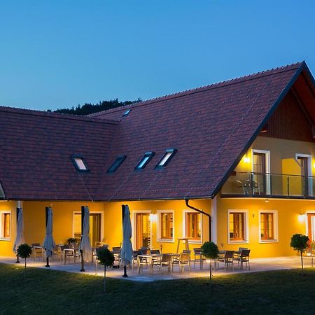 Weingut-Gaestezimmer Uhl Ratsch an der Weinstraße Esterno foto