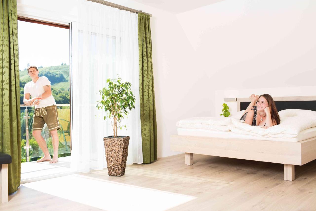Weingut-Gaestezimmer Uhl Ratsch an der Weinstraße Esterno foto