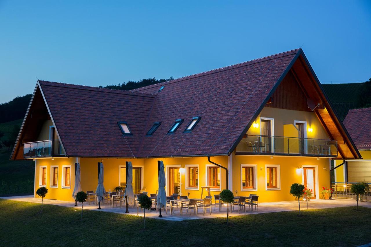 Weingut-Gaestezimmer Uhl Ratsch an der Weinstraße Esterno foto