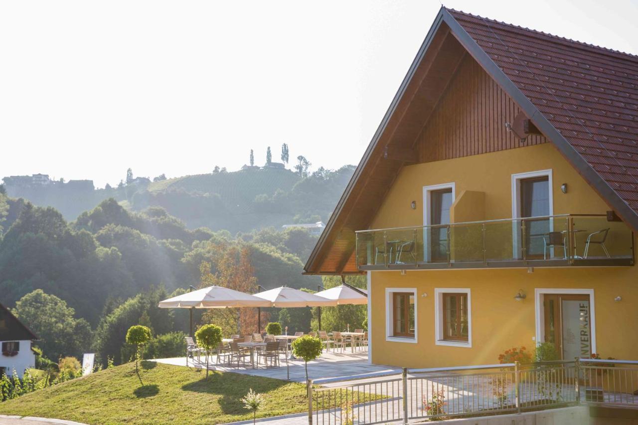 Weingut-Gaestezimmer Uhl Ratsch an der Weinstraße Esterno foto