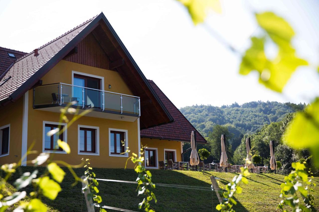 Weingut-Gaestezimmer Uhl Ratsch an der Weinstraße Esterno foto