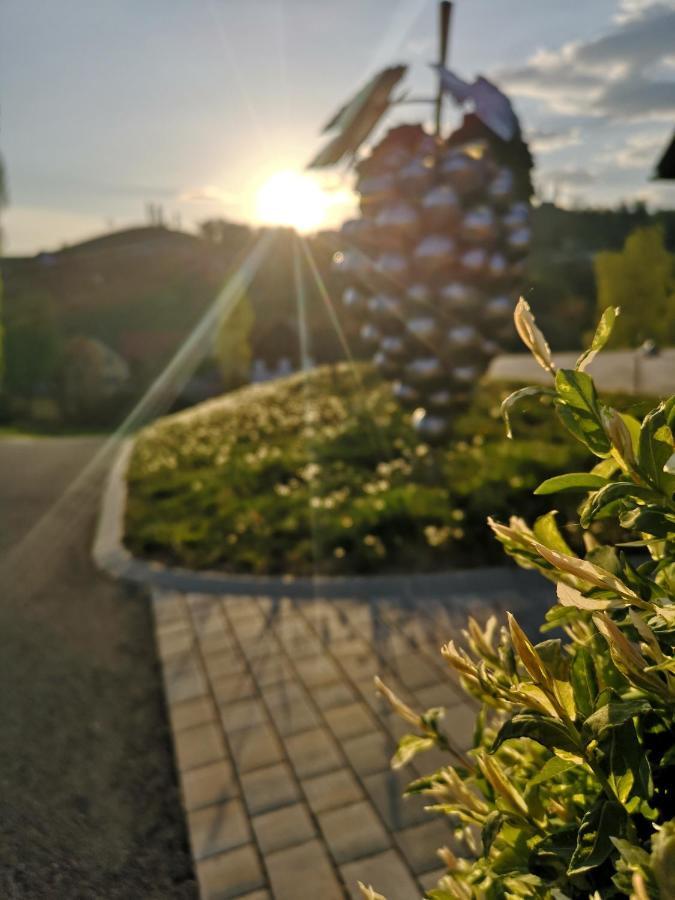 Weingut-Gaestezimmer Uhl Ratsch an der Weinstraße Esterno foto