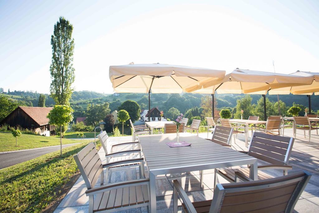 Weingut-Gaestezimmer Uhl Ratsch an der Weinstraße Esterno foto
