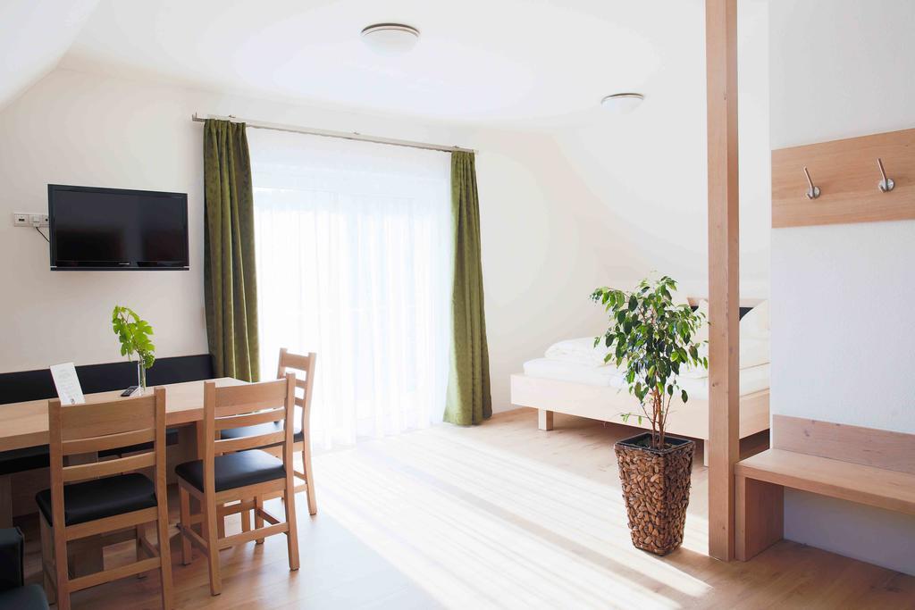 Weingut-Gaestezimmer Uhl Ratsch an der Weinstraße Esterno foto